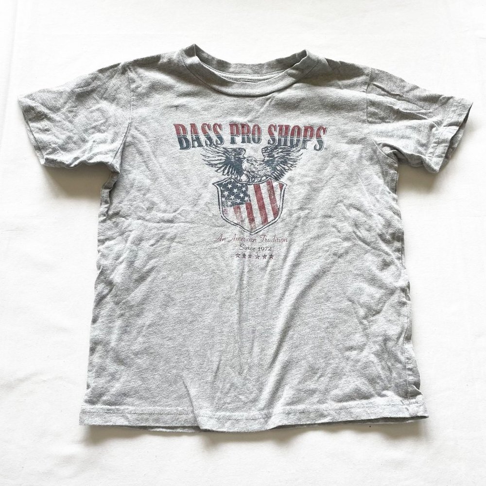Cabela's / Bass Pro Shop Gray Short Sleeve Graphic Shirt size Small